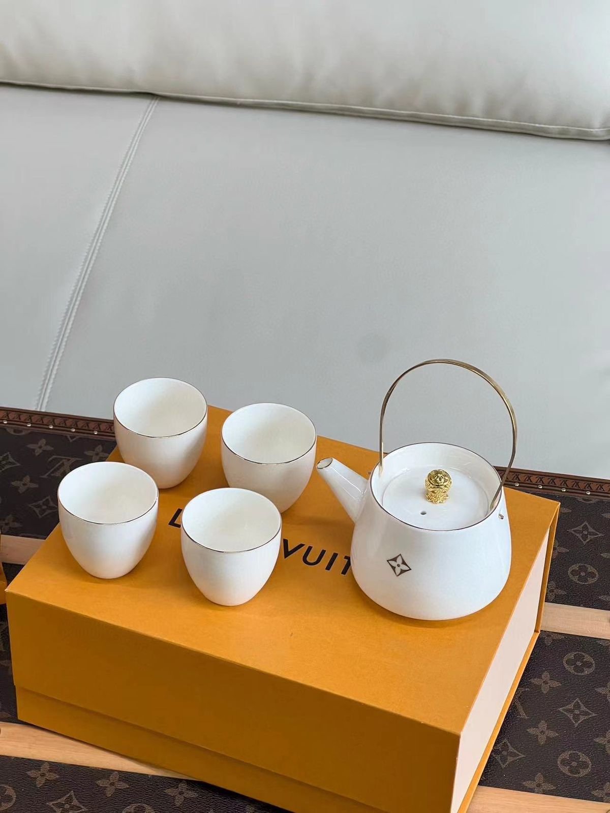 LV Louis Vuitton Tea Pot with four cups, White color - Image 2 of 3